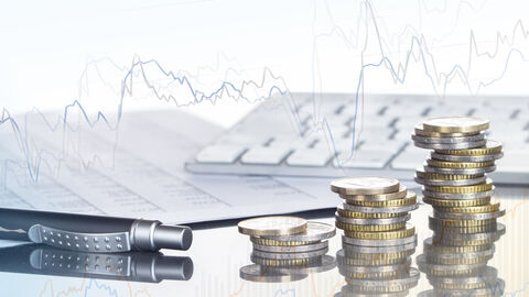 Münzstapel auf einem Schreibtisch