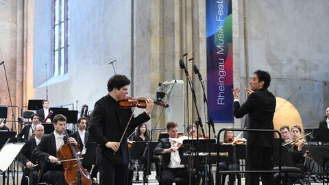 Augustin Hadelich und das hr-Sinfonieorchester musizieren unter der Leitung von Andrés Orozco-Estrada