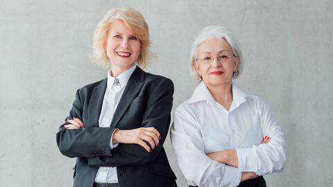 Zwei ältere Business-Damen