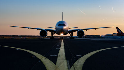 Flugzeug im Sonnenuntergang auf Landebahn