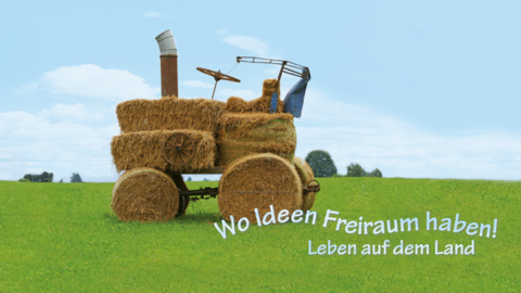 Illustration eines Traktors aus Heuballen auf einer Wiese. Im Vordergrund steht der Schriftzug: „Wo Ideen Freiraum haben! Leben auf dem Land"