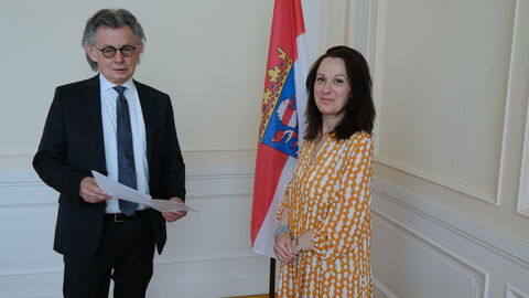 Regierungssprecher Michael Bußer und Beyza Lesch bei der Übergabe der Auszeichnung.