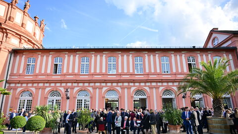 Nach rund zwölf Jahren legt der dienstälteste Regierungschef, Ministerpräsident Volker Bouffier, morgen im Hessischen Landtag sein Amt nieder. Heute Abend wurde er mit einer feierlichen Serenade im Wiesbadener Schloss Biebrich verabschiedet. Unter den Gästen waren viele politische Weggefährten und Freunde des Ministerpräsidenten sowie Vertreter der Kirchen, der Medien, aus der Wirtschaft, dem Sport und der Gesellschaft.