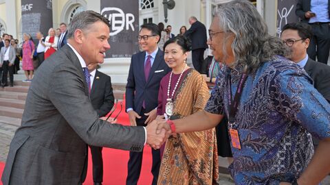 Eine herzliche Begrüßung bei der documenta. Diese gibt es seit 1955 in Kassel. In diesem Jahr ist die Ausstellung über rund 32 Standorte in der Stadt verteilt. Die 15. Ausgabe der documenta repräsentiert den Globalen Süden. 