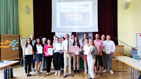 Die jungen Engagement-Lotsen mit ihren Zertifikaten