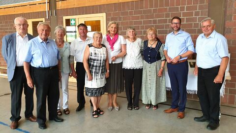 Landesbeauftragte Ziegoler-Raschdorf mit Teilnehmern beim Heimattreffen der Ungarndeutschen aus Alsónána / Ungarn in Gelnhausen