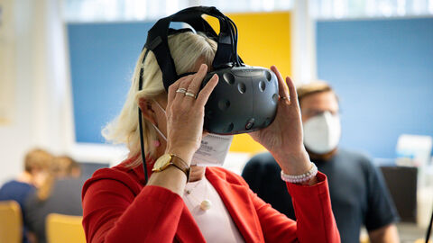 Digitalministerin mit eienr VR-Brille