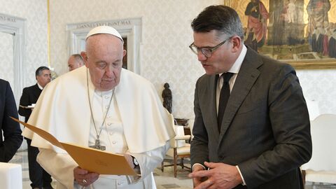Papst Franziskus und Ministerpräsident Boris Rhein