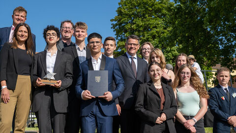 Ministerpräsident Boris Rhein mit Vertreterinnen und Vertretern der mit dem Walter-Lübcke-Demokratie-Preis 2022 ausgezeichneten Walter-Lübcke-Schule.