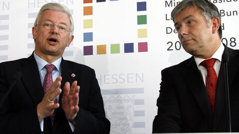Der frühere hessische Ministerpäsident Roland Koch mit dem ehemaligen regierenden Bürgermeister von Berlin, Klaus Wowereit.