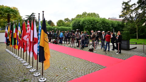 Gespanntes Warten auf die Regierungschefinnen und Regierungschefs der Länder am Tagungsort Gesellschaftshaus Palmengarten