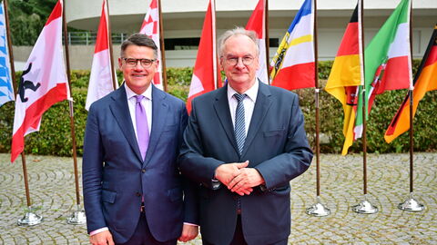 Begrüßung von Ministerpräsident Dr. Reiner Haseloff (rechts) durch den Hessischen Ministerpräsidenten Boris Rhein (links)