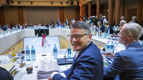 Zu Beginn der gemeinsamen Beratungen der Regierungschefinnen und Regierungschefs der Länder am Freitag im Festsaal des Gesellschaftshaus Palmengarten