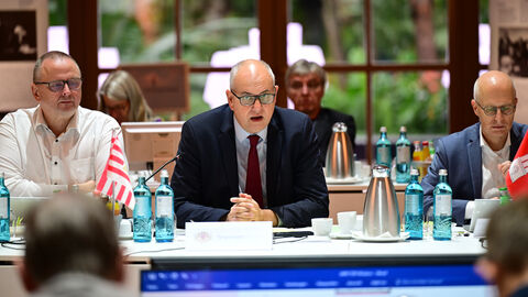 Zu Beginn der gemeinsamen Beratungen der Regierungschefinnen und Regierungschefs der Länder am Freitag im Festsaal des Gesellschaftshaus Palmengarten