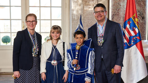 Ministerpräsident Boris Rhein und seine Frau Tanja Raab-Rhein empfangen im Schloss Biebrich in Wiesbaden Kinderprinz Lian I. und Kinderprinzessin Summer Mira I. vom Karnevalverein „Blaue Raben" e.V. 1952“; Lian Lex und Summer Mia Herrmann