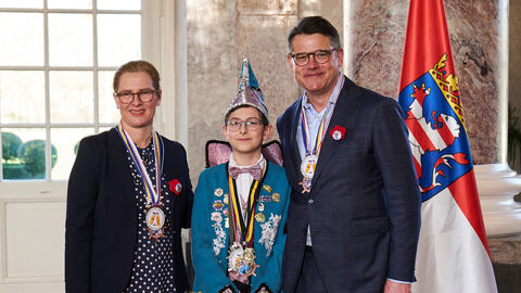 Ministerpräsident Boris Rhein und seine Frau Tanja Raab-Rhein empfangen im Schloss Biebrich in Wiesbaden Prinz Moritz I. vom Turnverein 1905 Mainzlar e.V.; Moritz Seidler