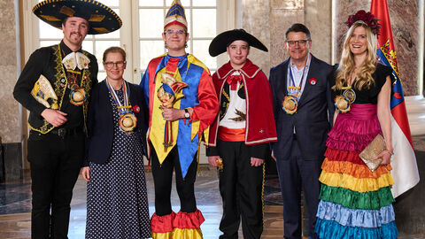 Ministerpräsident Boris Rhein und seine Frau Tanja Raab-Rhein empfangen im Schloss Biebrich in Wiesbaden Prinzessin Elisa I. und Prinz Augustin I. mit Kronprinz Stanislav I. und Hoppeditz Yannis Hahn vom TV 1912 Frischborn e.V.; Elisa Möller, Augustin Rohr, Stanislav Pinegin, Yannis Hahn