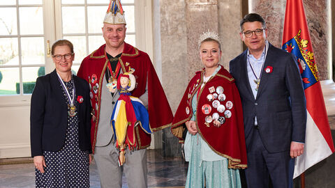 Ministerpräsident Boris Rhein und seine Frau Tanja Raab-Rhein empfangen im Schloss Biebrich in Wiesbaden Prinz Stefan I. und Prinzessin Daniela I. von der 1. Großauheimer KG 1905; Stefan und Daniela Weidemann
