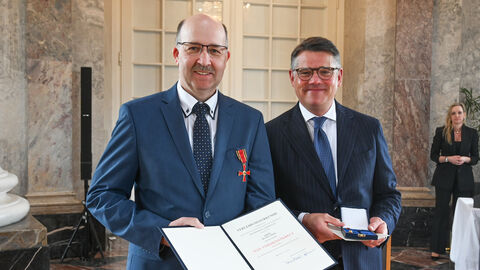 Ministerpräsident Boris Rhein überreichte Helmut Hehn Verdienstorden der Bundes-republik Deutschland.