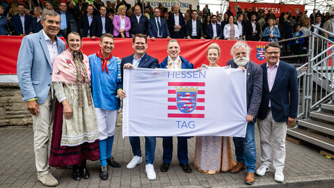 Die traditionelle Fahnenübergabe zwischen den Hessentagsstädten Fritzlar (2024) und Bad Vilbel (2025)