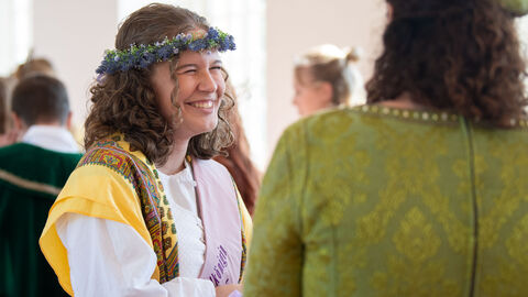 Die Lavendelkönigin tauscht sich mit einer weiteren Teilnehmerin aus.