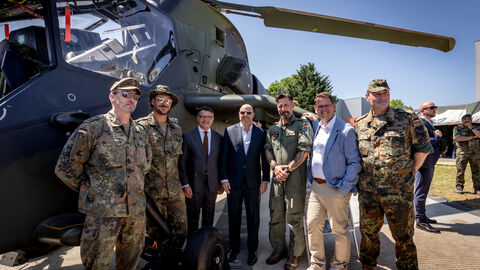 Ministerpräsident Boris Rhein vor einem Hubschrauber 