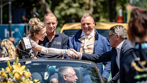 Ministerpräsident Boris Rhein bedankt sich beim Hessentagspaar der Stadt Bad Vilbel für den Einsatz.
