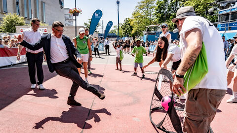 Ministerpräsident Boris Rhein zielt treffsicher auf die Torwand.