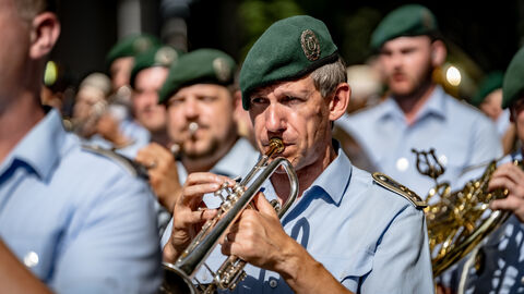 Auch das Heeresmusikkorps Kassel spielt auf.