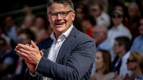 Ministerpräsident Boris Rhein begrüßt die Teilnehmerinnen und Teilnehmer des Festzugs.