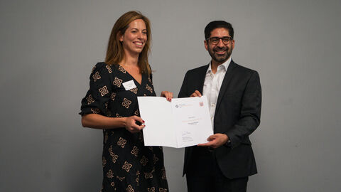 Wirtschaftsminister Mansoori mit Christina Kraus bei der Übergabe der Auszeichnung.