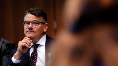 Ministerpräsident Boris Rhein hat sich in Frankfurt mit Spitzenvertretern aus dem Finanzbereich ausgetauscht.