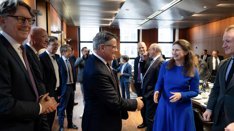 Der Regierungschef hat die Spitzen aus der Finanzbranche in der IHK in Frankurt empfangen.