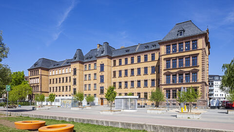 Die Willemerschule von außen, ein langgezogener Bau