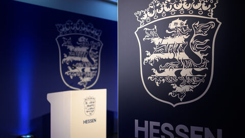 Rednerpult und Aufsteller mit neuem Logo. 