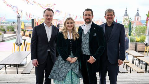 Der Chef der Staatskanzlei Benedikt Kuhn mit dem Hessentagspaar Vera und Max Dudyka sowie Fuldas Oberbürgermeister Dr. Heiko Wingenfeld bei der Vorstellung des Programms.