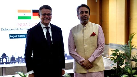 Ministerpräsident Rhein und der indische Minister für Kompetenzentwicklung und Unternehmertum, Jayant Chaudhary, stehen nebeneinander.