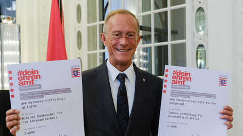 Axel Wintermeyer mit zwei Förderbescheiden