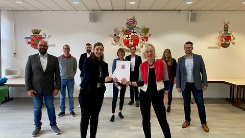 Bescheidübergabe durch Ministerin Kristina Sinemus an Lena Roth vom Scheffemer Kerbverein