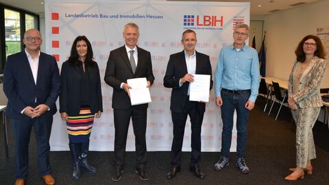 Copyright: LBIH, v.l.n.r.: Elmar Damm (Hessisches Finanzministerium, Abteilungsleiter für Staatsvermögens- und -schuldenverwaltung, Kommunaler Finanzausgleich, Bau- und Immobilienmanagement), Heide Steiner (Vizepräsidentin der Lehrkräfteakademie), Kultusstaatsekretär Dr. Manuel Lösel, David Szegedi und Christoph Scheld (beide Geschäftsführer der Mittelhessische Wohnen Plus GmbH), Patricia Wendland (Landesbetrieb Bau und Immobilien Hessen, Geschäftsbereichsleiterin Standortmanagement)