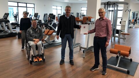 Kultusstaatssekretär Lösel überreicht 15.000 Euro an den SV Fun-Ball Dortelweil