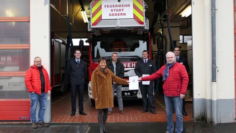 Europaministerin Lucia Puttrich bei der Übergabe des Zuwendungsbescheides bei der Feuerwehr der Stadt Gedern