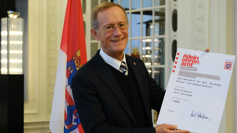 Axel Wintermeyer mit einem Förderbescheid