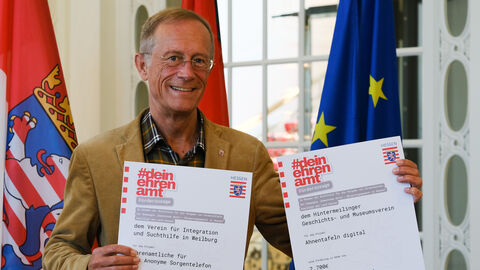 Staatsminister Axel Wintermeyer mit Förderbescheiden für ehrenamtliche Projekte in Weilburg und Waldbrunn