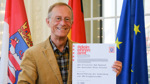 Staatsminister Axel Wintermeyer mit dem Förderbescheid für das Deutsche Rote Kreuz in Bad Nauheim