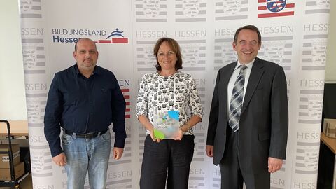 Gruppenfoto: Kultusminister Lorz zeichnet Goetheschule Groß-Gerau für erstklassige berufliche Orientierung aus