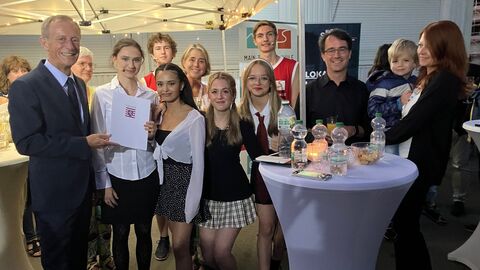 Hessens Chef der Staatskanzlei, Staatsminister Axel Wintermeyer, übergibt eine Landesförderung in Höhe von 1.000 Euro an die Main-Taunus-Schule -hier an Mitwirkende des Musicals und Mitglieder des Fördervereins - zur Unterstützung von deren Musical-Projekt.