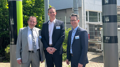 Kultusminister Lorz und der Wiesbadener IHK-Präsident Gastl informieren sich beim Unternehmen Vitronic zur dualen Berufsausbildung