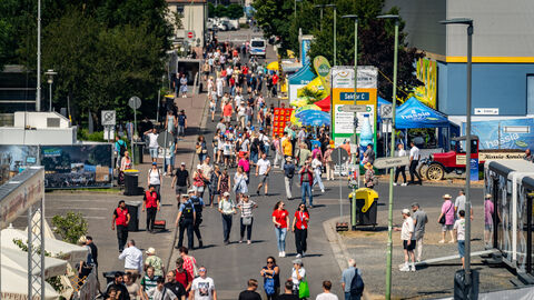 Sicht auf die gut besuchte Festtagsmeile des Hessentags