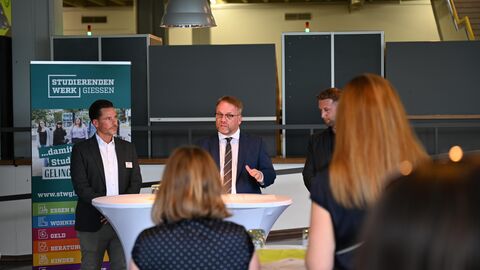 Minister Gremmels hält ein Grußwort.